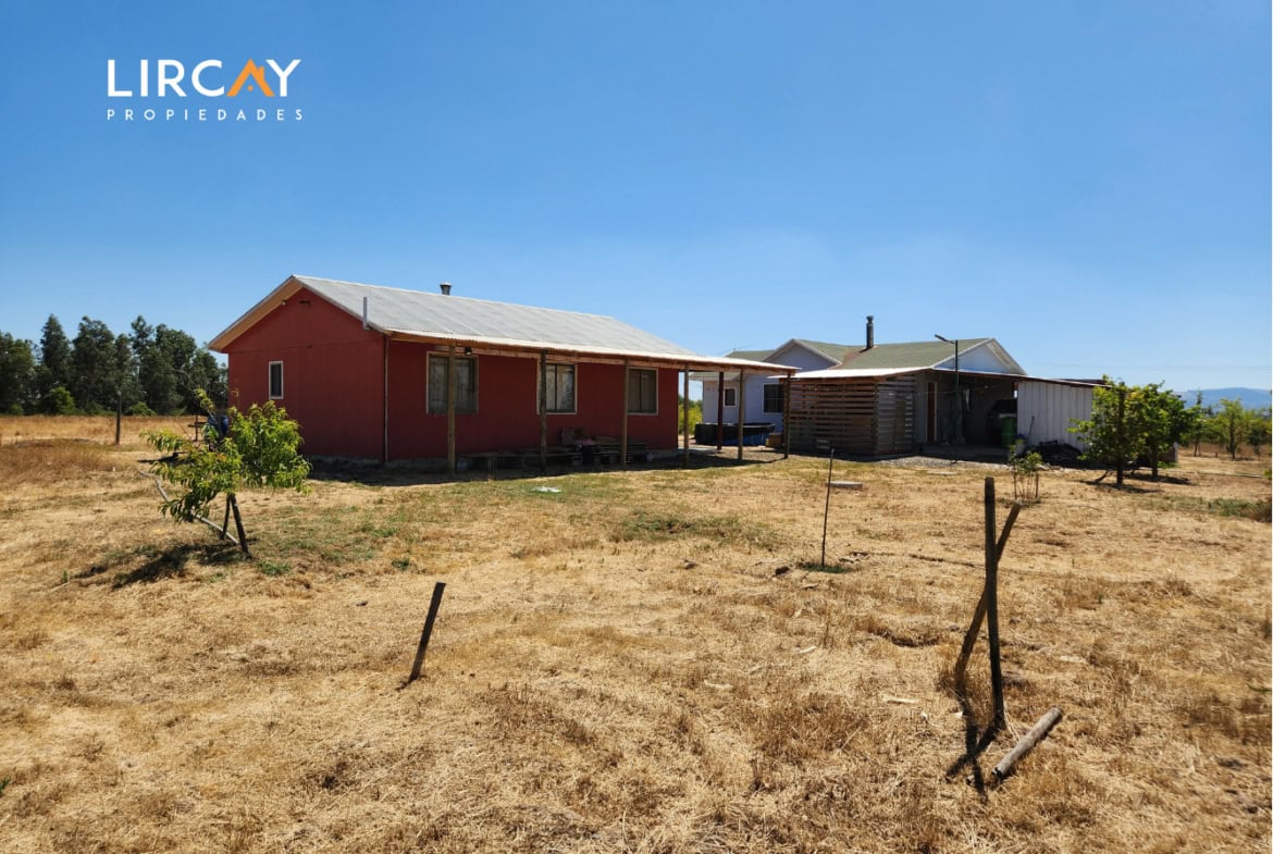 Parcela de 5.000 m² en San Rafael con Dos Casas Construidas y Terreno Plano