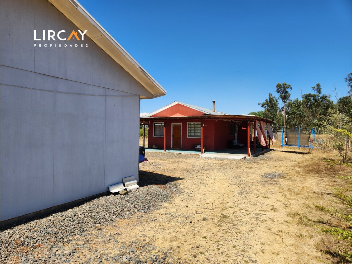 Parcela de 5.000 m² en San Rafael con Dos Casas Construidas y Terreno Plano